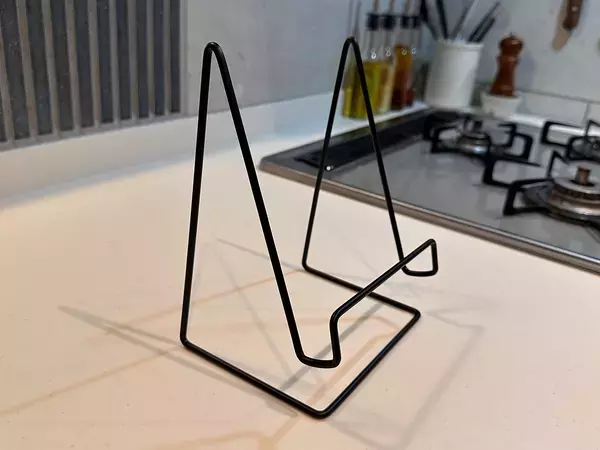 キッチンに置くだけで利便性が向上！　ダイソーのワイヤースタンドに「こういうのが一番」「片づけやすい」