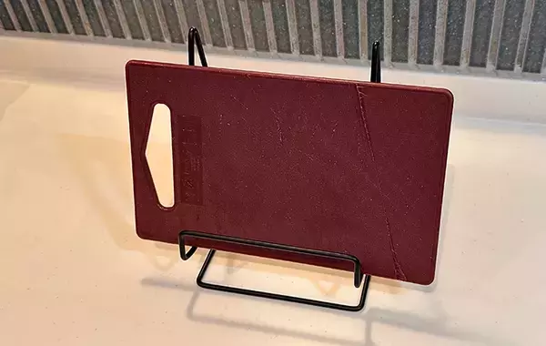 キッチンに置くだけで利便性が向上！　ダイソーのワイヤースタンドに「こういうのが一番」「片づけやすい」