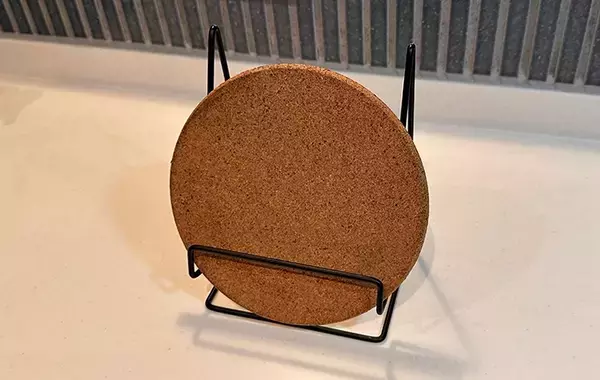 キッチンに置くだけで利便性が向上！　ダイソーのワイヤースタンドに「こういうのが一番」「片づけやすい」