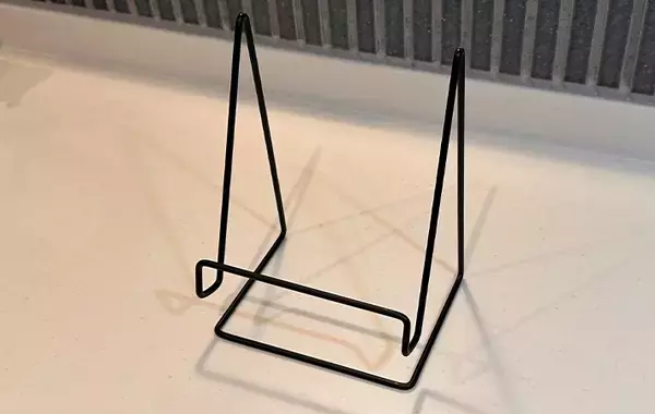 キッチンに置くだけで利便性が向上！　ダイソーのワイヤースタンドに「こういうのが一番」「片づけやすい」