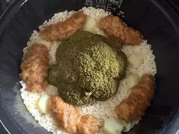 「え、そのまま？」夫が驚いた！丸ごと投入して炊飯するだけの『時短ご飯』