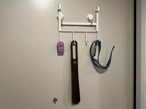 ジムのカード、サングラス、お風呂掃除グッズ…　ダイソーの４連フックが定位置づくりに活躍した！