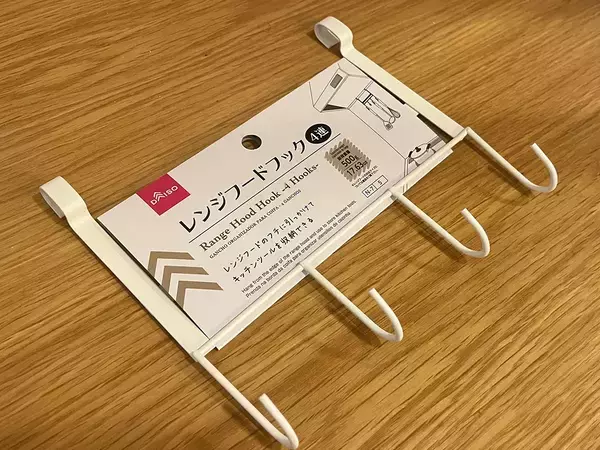 ジムのカード、サングラス、お風呂掃除グッズ…　ダイソーの４連フックが定位置づくりに活躍した！