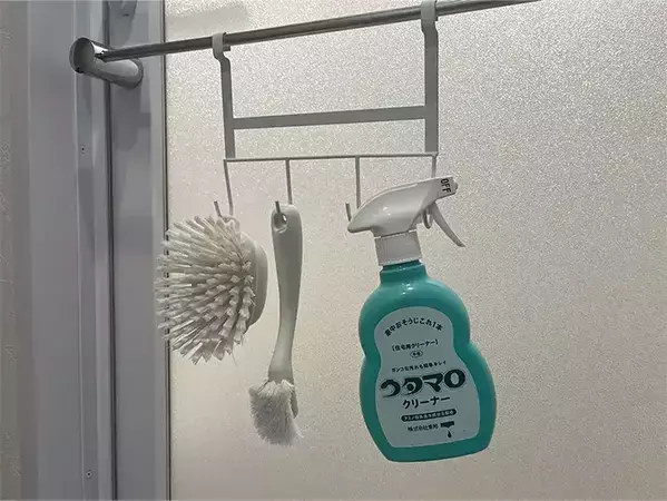 ジムのカード、サングラス、お風呂掃除グッズ…　ダイソーの４連フックが定位置づくりに活躍した！