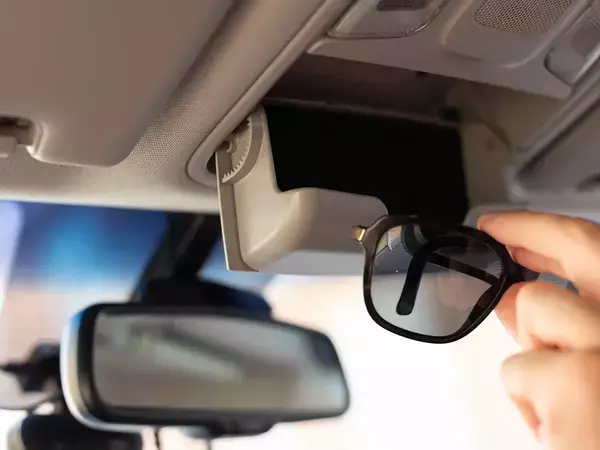 『偏光』と『調光』、何が違う？　運転中におすすめのサングラスは…