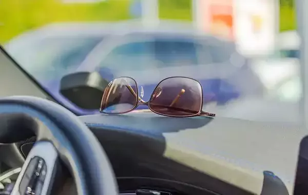 『偏光』と『調光』、何が違う？　運転中におすすめのサングラスは…