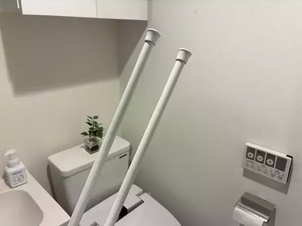 トイレ上に『つっぱり棒2本』を置いたら？　収納を増やす簡単30秒テクに「便利！」