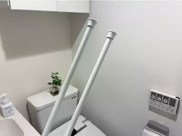 トイレ上に『つっぱり棒2本』を置いたら？　収納を増やす簡単30秒テクに「便利！」