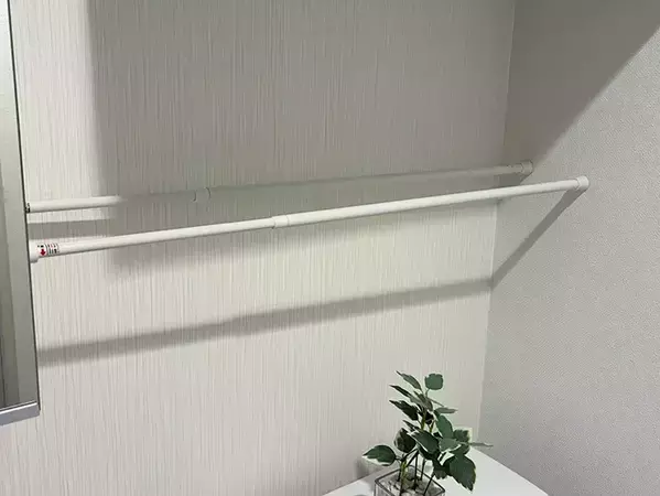 トイレ上に『つっぱり棒2本』を置いたら？　収納を増やす簡単30秒テクに「便利！」