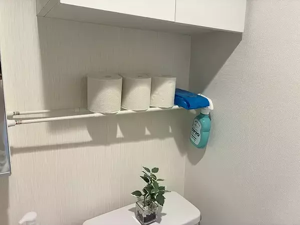 トイレ上に『つっぱり棒2本』を置いたら？　収納を増やす簡単30秒テクに「便利！」