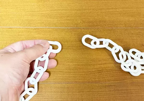 つっぱり棒を『ブランコ』のように設置　クローゼットの「縦の空間」を使う便利な収納術とは