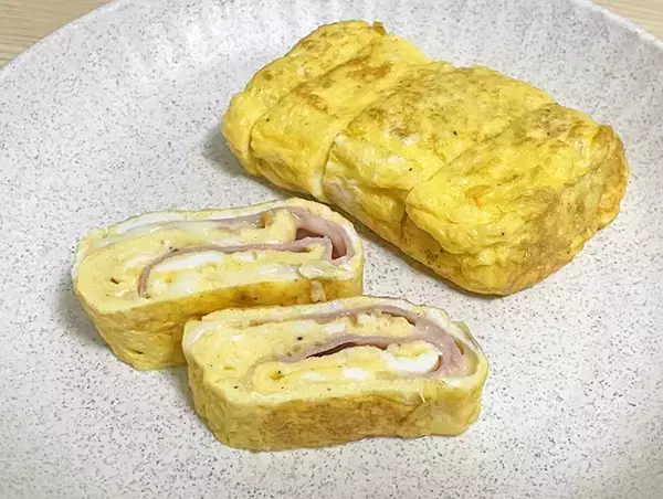 いつもの玉子焼きに飽きたら！　旨味たっぷりの具材2つを巻くだけで「塩気がいい」「断面がきれい」