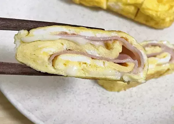 いつもの玉子焼きに飽きたら！　旨味たっぷりの具材2つを巻くだけで「塩気がいい」「断面がきれい」