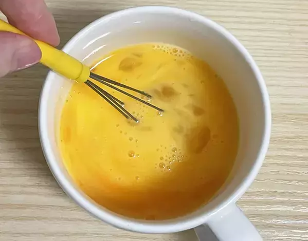 いつもの玉子焼きに飽きたら！　旨味たっぷりの具材2つを巻くだけで「塩気がいい」「断面がきれい」