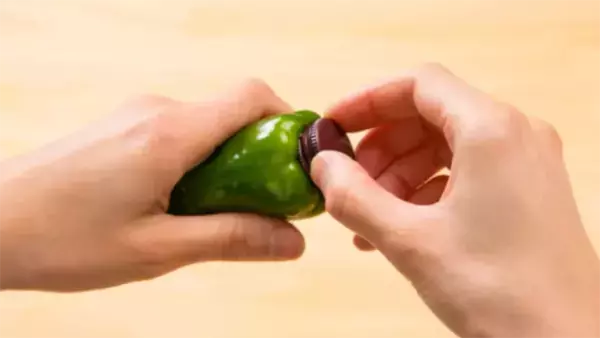 ピーマンの芯、切らずにくり抜ける？　カゴメが教える「包丁いらずの裏技」が肉詰めにピッタリ
