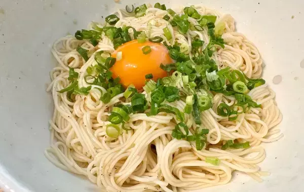 そうめんに「小さじ1杯」混ぜたのは…　意外な味つけに「具なしでもいい」「めんつゆに飽きたらコレ」