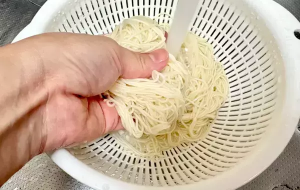 そうめんに「小さじ1杯」混ぜたのは…　意外な味つけに「具なしでもいい」「めんつゆに飽きたらコレ」