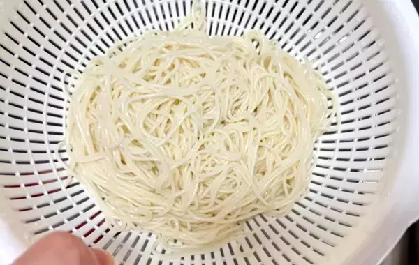 そうめんに「小さじ1杯」混ぜたのは…　意外な味つけに「具なしでもいい」「めんつゆに飽きたらコレ」