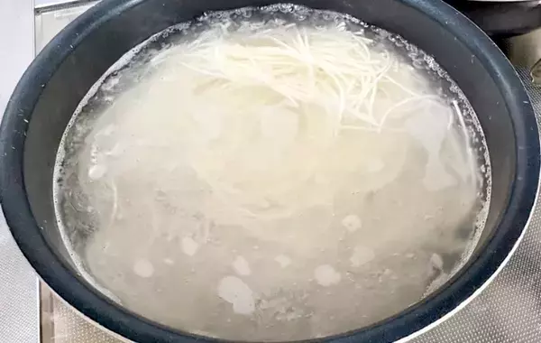 そうめんに「小さじ1杯」混ぜたのは…　意外な味つけに「具なしでもいい」「めんつゆに飽きたらコレ」