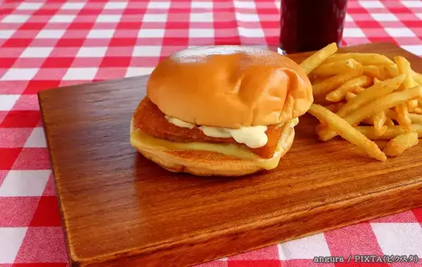 中華料理店のテーブル、なんで『赤』？　実は「ただのデザイン」ではなかった