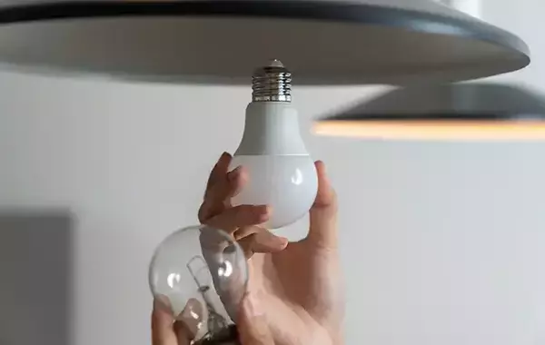 電気代、多く払ってるかも？　電球の負担を増やす『NG行動』は