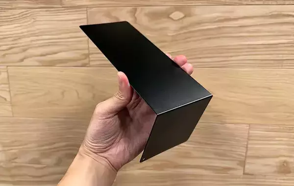 エアコンのリモコン置き場に困った時は『ブックエンド』が役立つ！　浮かせて収納する裏ワザがこちら！