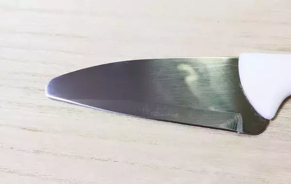 セリアで見つけた『小さい包丁』キュウリやウインナーを切ると？
