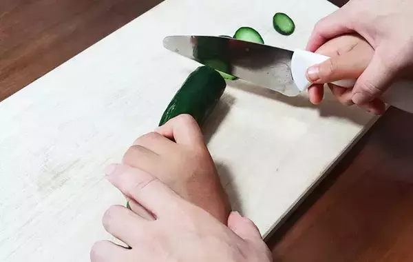 セリアで見つけた『小さい包丁』キュウリやウインナーを切ると？
