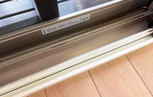 窓のサッシにトイレットペーパーを敷いて…　汚れがあっという間に取れる裏技に「今までで一番ラク」
