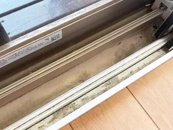 窓のサッシにトイレットペーパーを敷いて…　汚れがあっという間に取れる裏技に「今までで一番ラク」