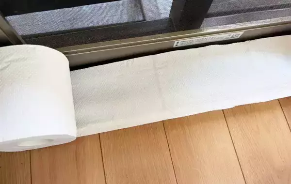 窓のサッシにトイレットペーパーを敷いて…　汚れがあっという間に取れる裏技に「今までで一番ラク」