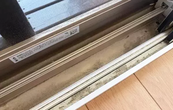 窓のサッシにトイレットペーパーを敷いて…　汚れがあっという間に取れる裏技に「今までで一番ラク」