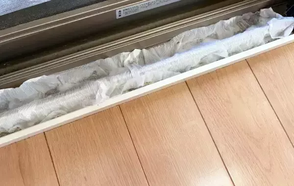 窓のサッシにトイレットペーパーを敷いて…　汚れがあっという間に取れる裏技に「今までで一番ラク」