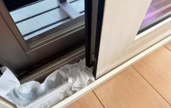 窓のサッシにトイレットペーパーを敷いて…　汚れがあっという間に取れる裏技に「今までで一番ラク」