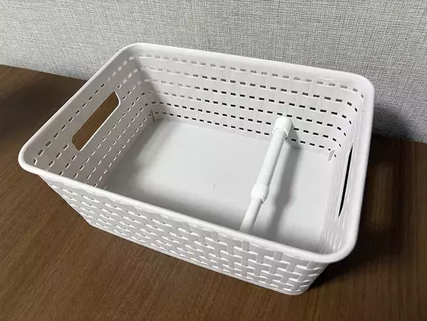 バスケットに『短いつっぱり棒』を設置　かゆいところに手が届く活用法が、こちら