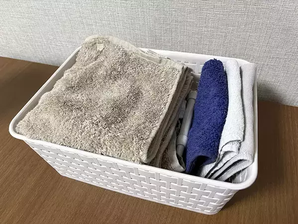 バスケットに『短いつっぱり棒』を設置　かゆいところに手が届く活用法が、こちら