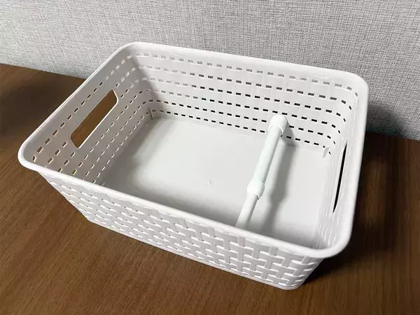 バスケットに『短いつっぱり棒』を設置　かゆいところに手が届く活用法が、こちら