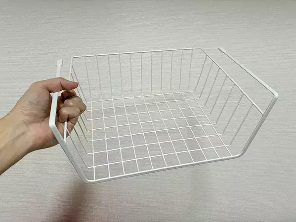 220円の吊戸棚バスケット、横に使いません！　シンク下の活用法に「これは便利」