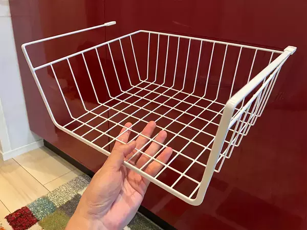 220円の吊戸棚バスケット、横に使いません！　シンク下の活用法に「これは便利」