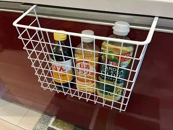 220円の吊戸棚バスケット、横に使いません！　シンク下の活用法に「これは便利」