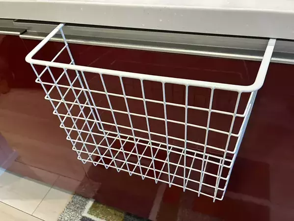 220円の吊戸棚バスケット、横に使いません！　シンク下の活用法に「これは便利」