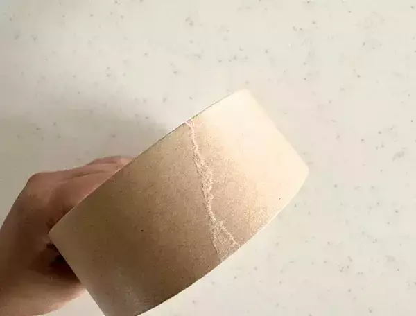 ガムテープの切り方はこれが正解！　試してみたら「次に使う時もラク」「ハサミいらず」