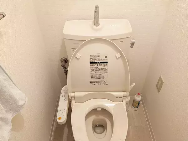 トイレの壁、実は汚れてる？　TOTOに聞いた！すぐできる「黒ずみ・黄ばみの掃除方法」