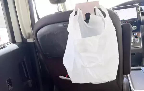 セリアの『110円フック』　車の座席が片づく使い道に「なんて快適」「子供も嬉しそう」