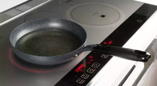 「焦げつくフライパン、油は塗らずに…」　調理器具メーカーが教える正しい対処法