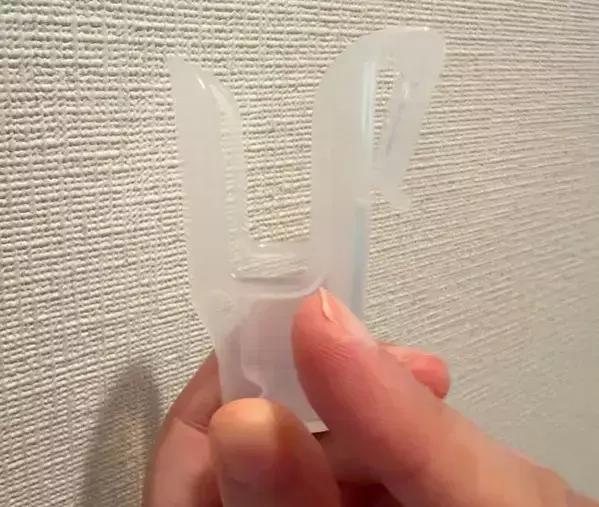 「水切りの悩みが消えた！」　100均『薬味チューブホルダー』を引っかけると？