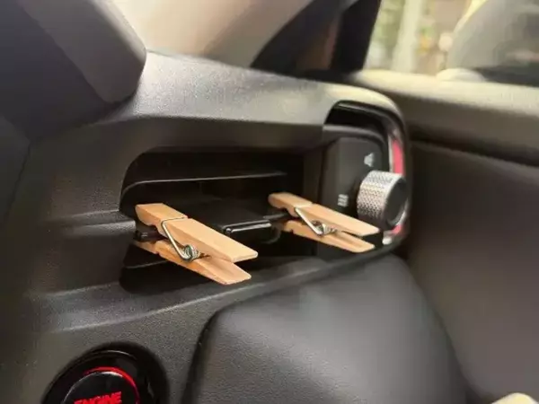 ダイソー『木製クリップ』の「じゃない使い方」　エアコンの吹き出し口に挟むと…