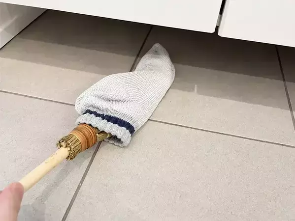 ほうきに靴下をかぶせたら…？　「玄関掃除が変わった」と評判の3つの活用法