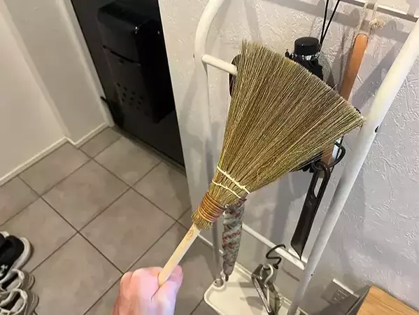 ほうきに靴下をかぶせたら…？　「玄関掃除が変わった」と評判の3つの活用法