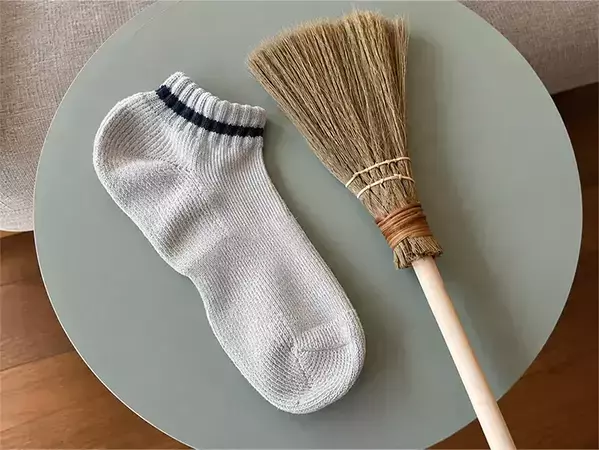 ほうきに靴下をかぶせたら…？　「玄関掃除が変わった」と評判の3つの活用法